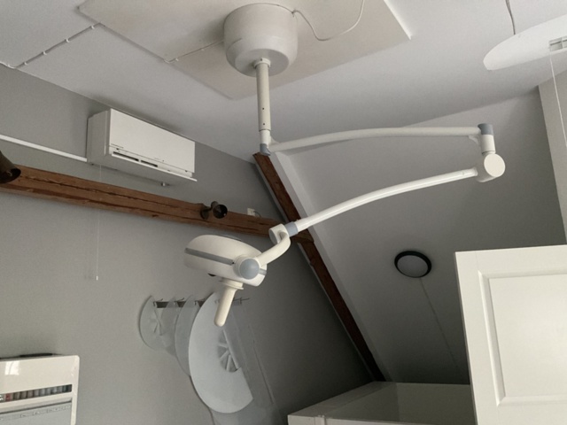 1121449-2 Raised and lowerable table on wheels