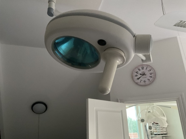 1121449-4 Raised and lowerable table on wheels