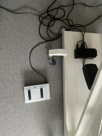 1121449-5 Raised and lowerable table on wheels