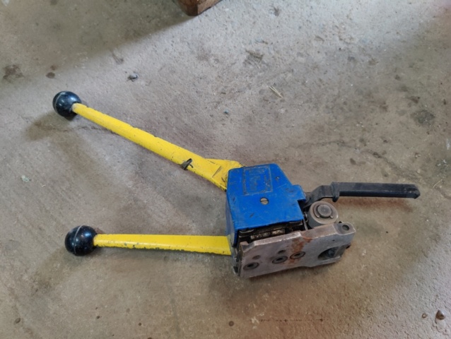 1201305-4 Manual tape machine with extra tape