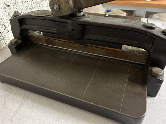 1192564-2 Antique paper guillotine - CHN Mansfeld