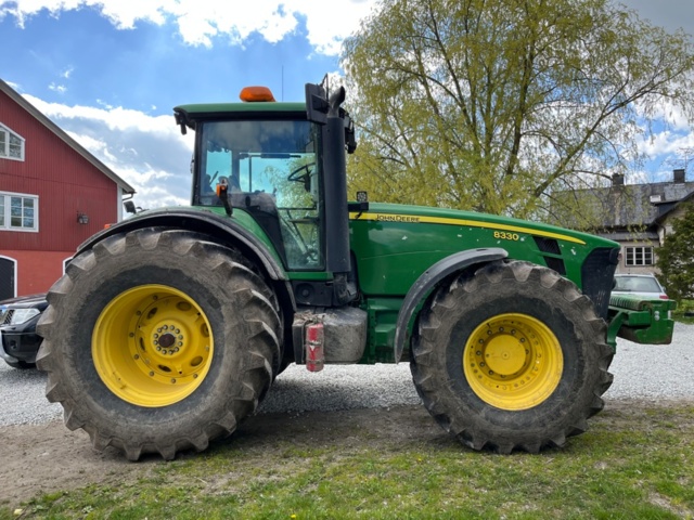 1203671-4 Tractor, John Deere 8330 (reg: BTX982)