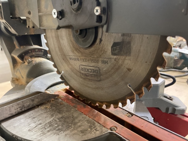 1151915-3 Cut/miter saw Black & Decker Bes 710