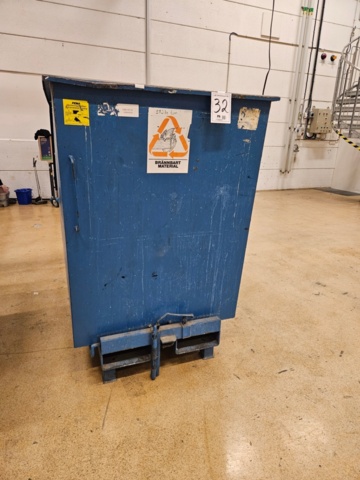 1153272-1 Tippable waste container