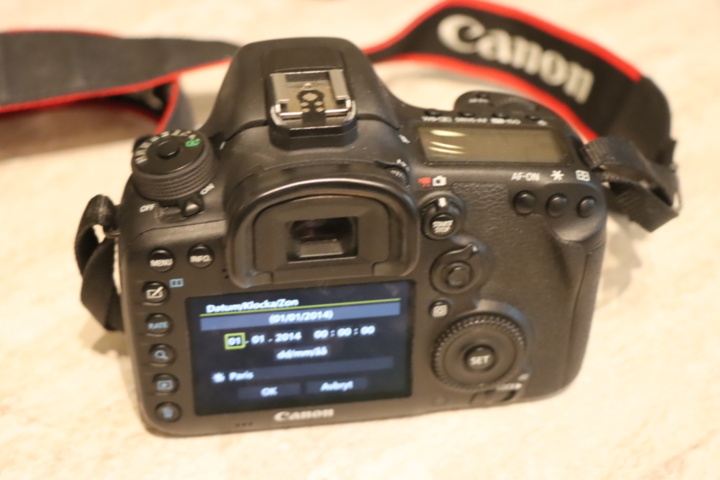 1173591-6 Canon EOS 7D with 35mm lens