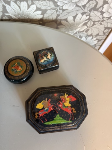 1121814-2 Gammal Kina ask med tyg 3 nyar askar