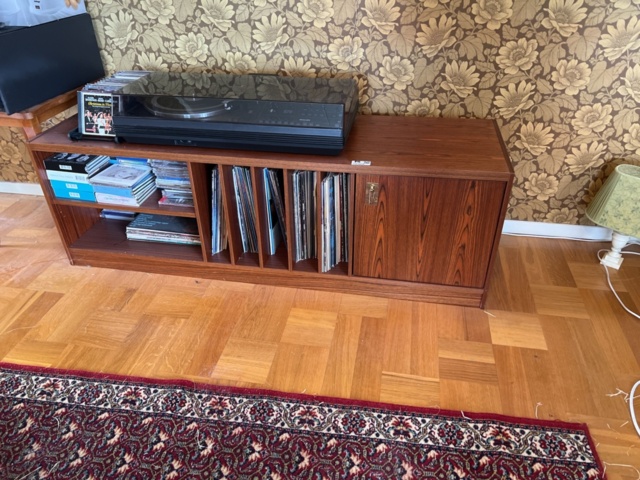 1121826-1 Retro steriobänk 140cm med sterio Philips 878 + LP-skivor