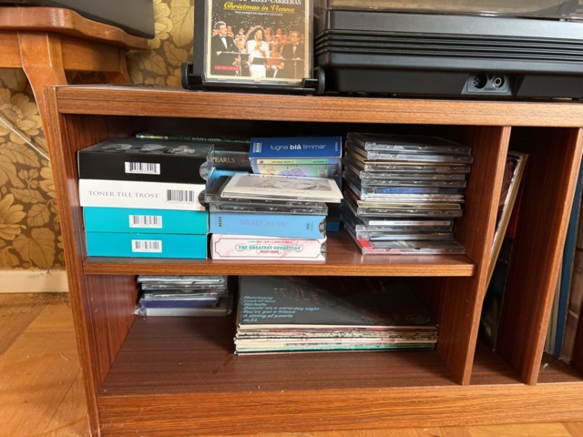 1121826-4 Retro steriobänk 140cm med sterio Philips 878 + LP-skivor
