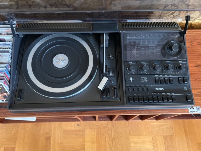 1121826-5 Retro steriobänk 140cm med sterio Philips 878 + LP-skivor