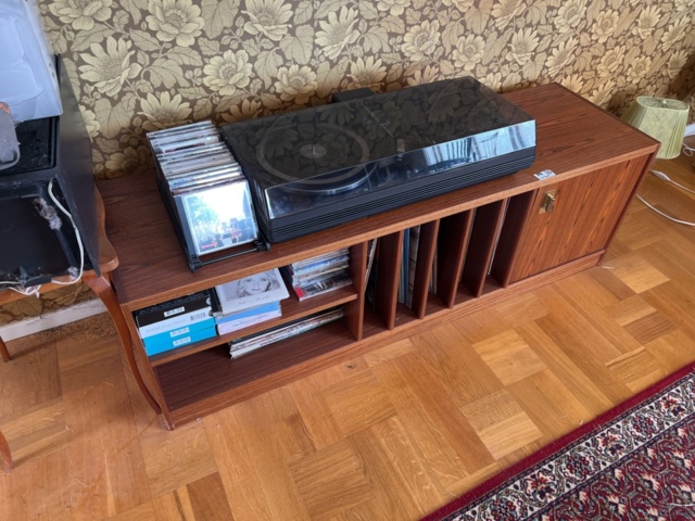 1121826-8 Retro steriobänk 140cm med sterio Philips 878 + LP-skivor