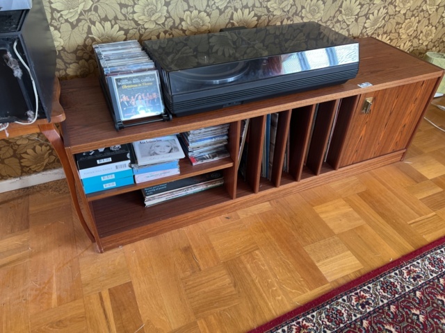 1121826-9 Retro steriobänk 140cm med sterio Philips 878 + LP-skivor