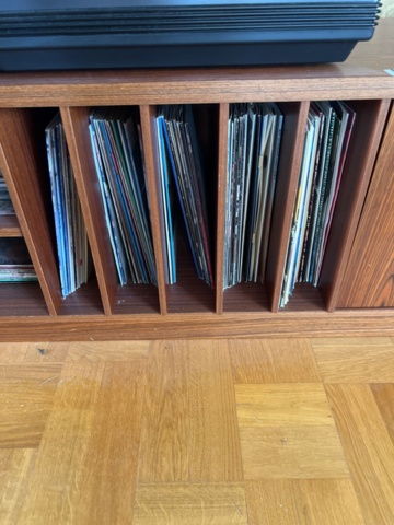 1121826-10 Retro steriobänk 140cm med sterio Philips 878 + LP-skivor