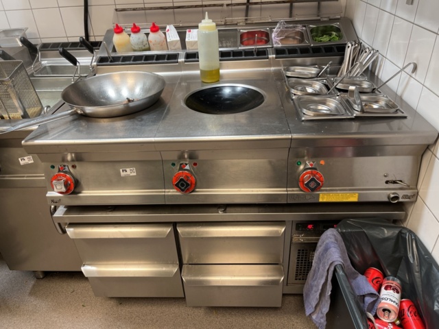 1132092-8 Commercial kitchen equipment - Induction wok, cooling bench, heater, etc