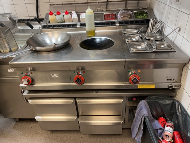 1132092-2 Commercial kitchen equipment - Induction wok, cooling bench, heater, etc