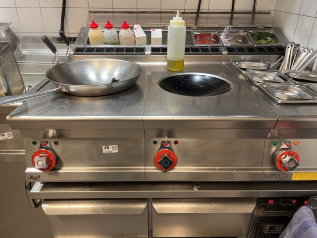 1132092-3 Commercial kitchen equipment - Induction wok, cooling bench, heater, etc