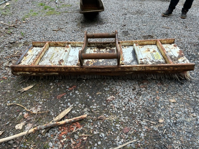 1144447-2 Dust brush Sweepex mega 720 - S60 Bracket