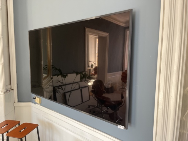 1204660-1 Samsung 75" with wall bracket and chromecast, defective