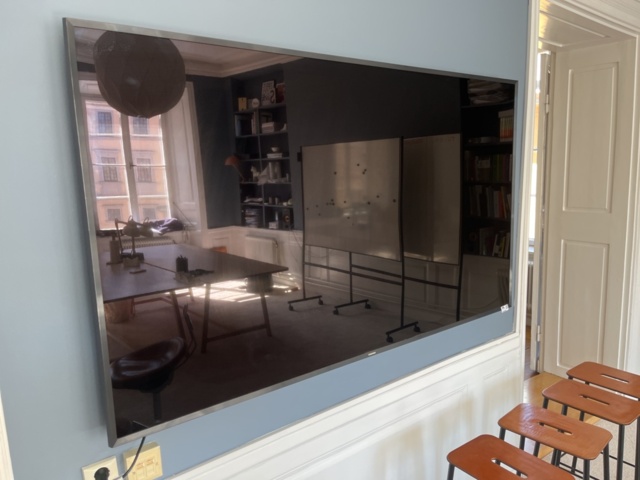 1204660-2 Samsung 75" with wall bracket and chromecast, defective