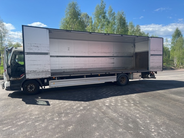 1121874-18 Van 4x2 Volvo Trucks FL -2013