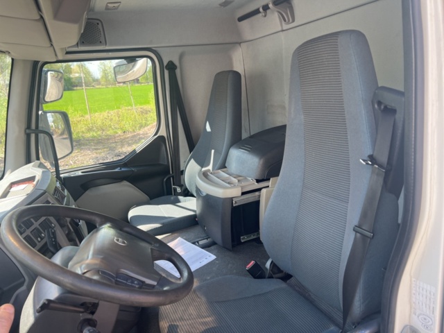 1121874-20 Van 4x2 Volvo Trucks FL -2013