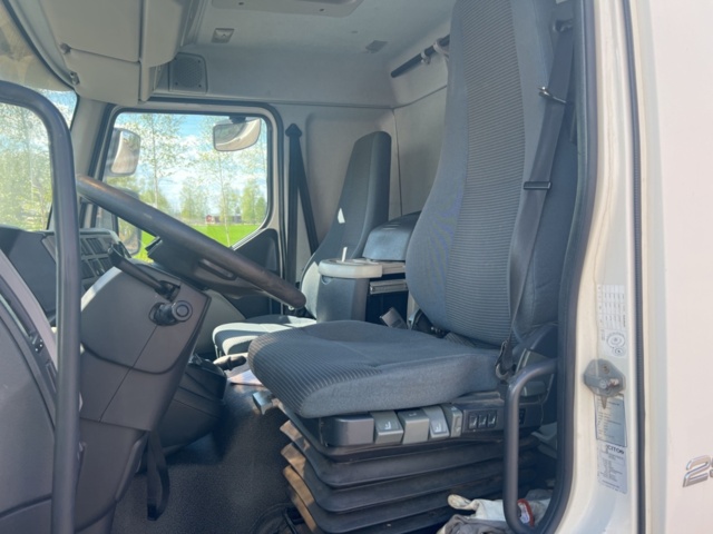 1121874-25 Van 4x2 Volvo Trucks FL -2013