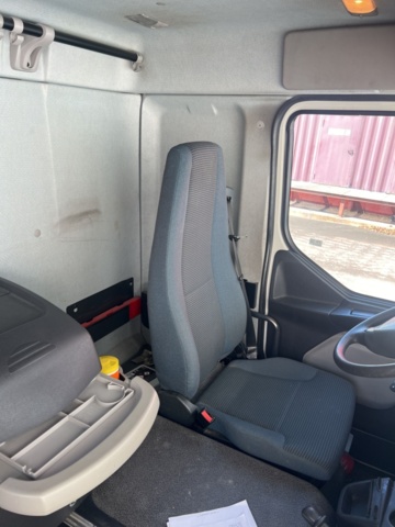 1121874-28 Van 4x2 Volvo Trucks FL -2013