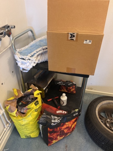 1178555-1 Vagn med diverse trädgårdsredskap, grillkol & kläder med mera