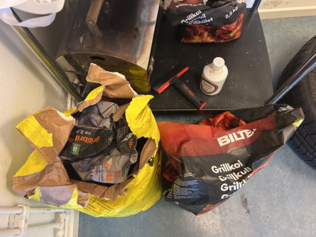 1178555-2 Vagn med diverse trädgårdsredskap, grillkol & kläder med mera