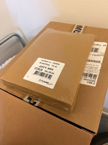 1178555-3 Vagn med diverse trädgårdsredskap, grillkol & kläder med mera