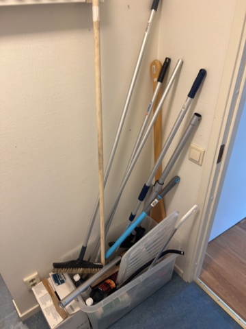 1178555-4 Vagn med diverse trädgårdsredskap, grillkol & kläder med mera