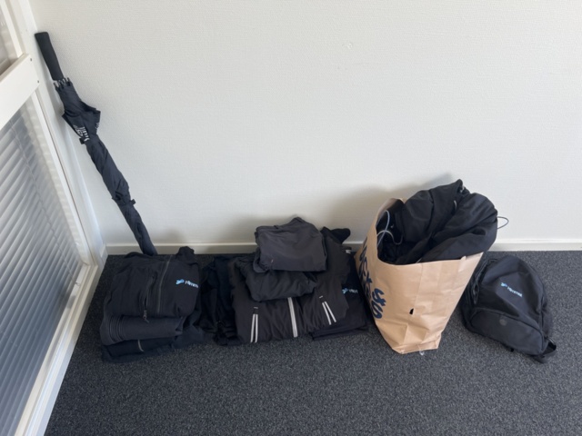 1178555-5 Vagn med diverse trädgårdsredskap, grillkol & kläder med mera