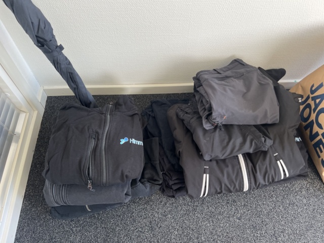 1178555-6 Vagn med diverse trädgårdsredskap, grillkol & kläder med mera