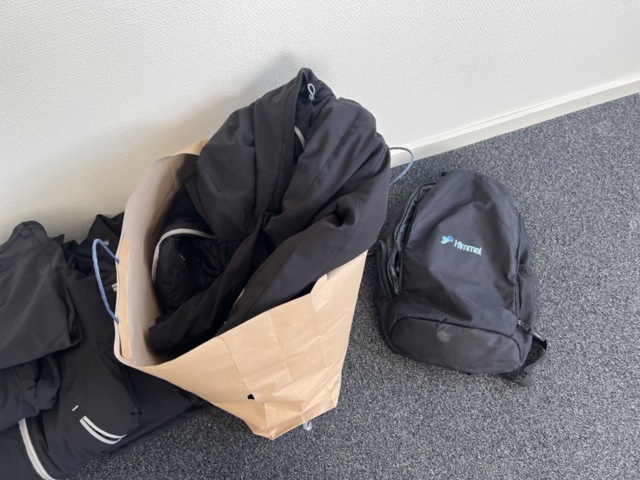 1178555-7 Vagn med diverse trädgårdsredskap, grillkol & kläder med mera