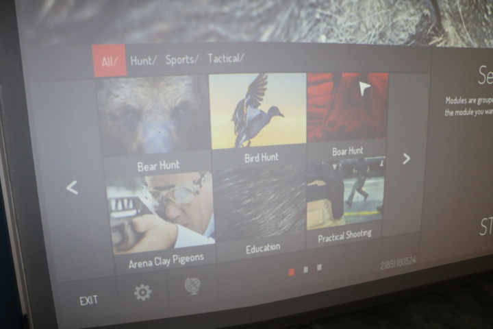 999368-4 Shooting simulator with 3 "weapons"