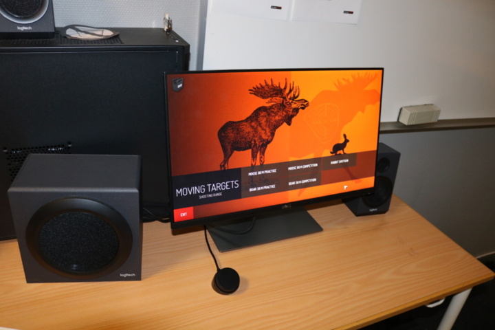 999368-8 Shooting simulator with 3 "weapons"