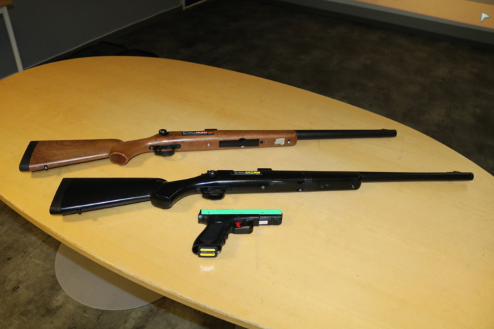 999368-15 Shooting simulator with 3 "weapons"