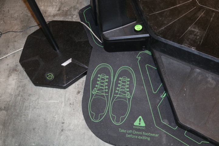 999370-13 VR-Virtual Reality. Virtuix Omni