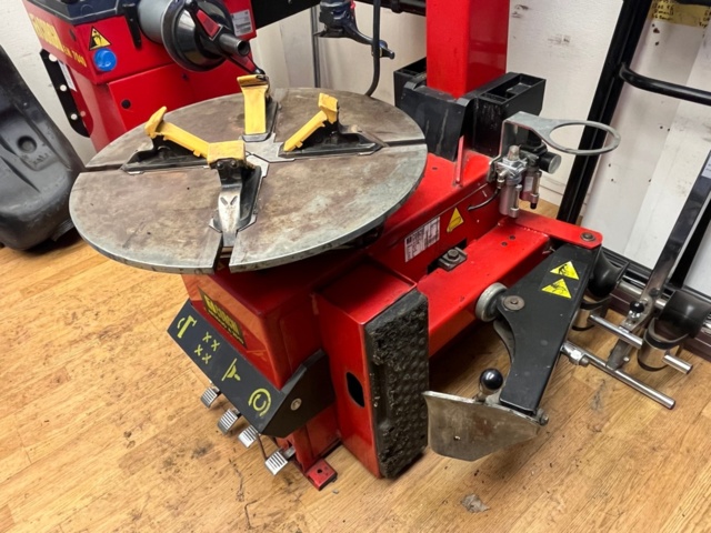 1208357-7 tire mounting machine, Corghi A2010