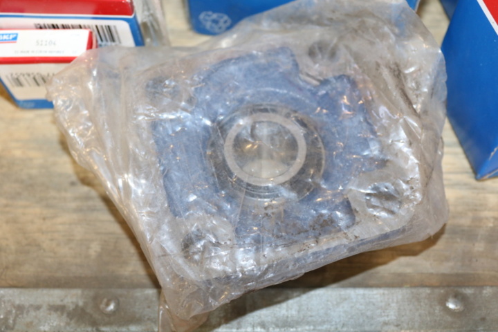 999380-10 Bearings & support in wooden box