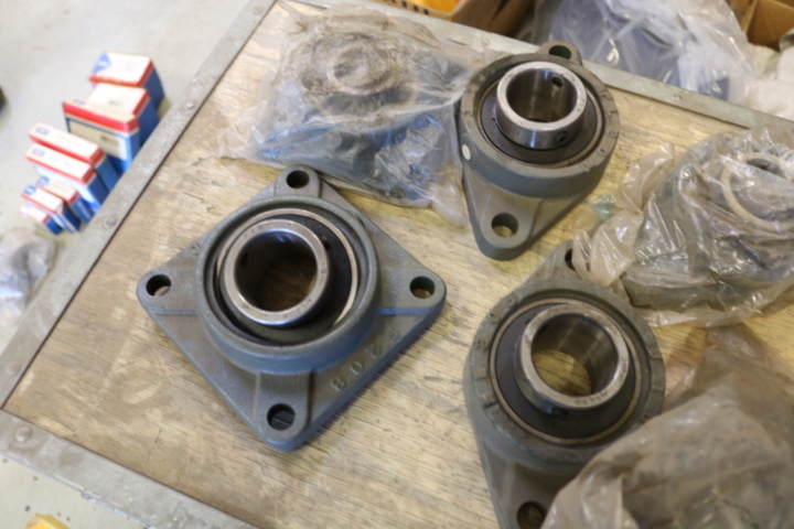 999380-18 Bearings & support in wooden box