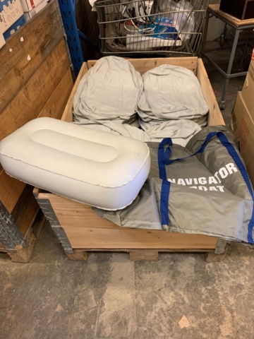 1136525-1 Parti med båtväskor och luftkuddar