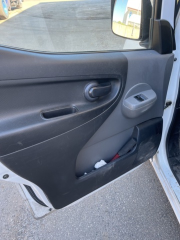 1085937-15 Nissan NV200 Van -2014