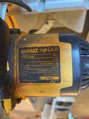 1085940-4 Cut & miter saw including stand - DeWalt DW712-QS