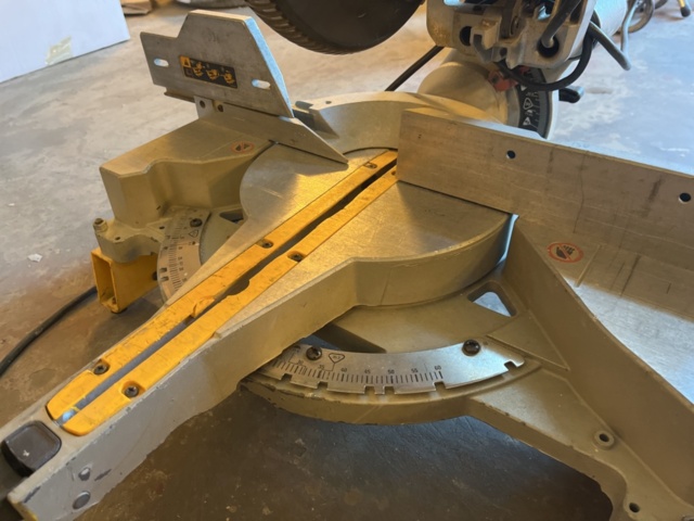 1085940-6 Cut & miter saw including stand - DeWalt DW712-QS