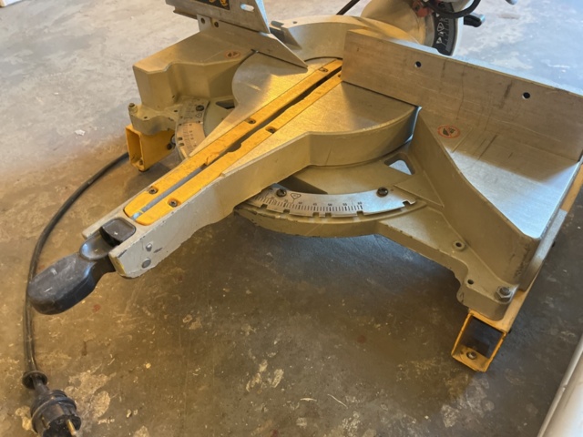 1085940-7 Cut & miter saw including stand - DeWalt DW712-QS