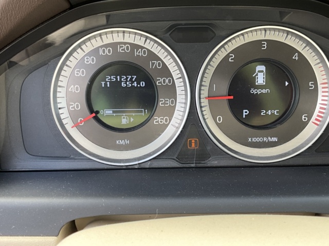 1121544-15 Volvo XC70 -2013