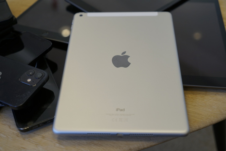 1031078-4 5st Apple iPads samt 1st iPhone, reservdelsobjekt, låsta