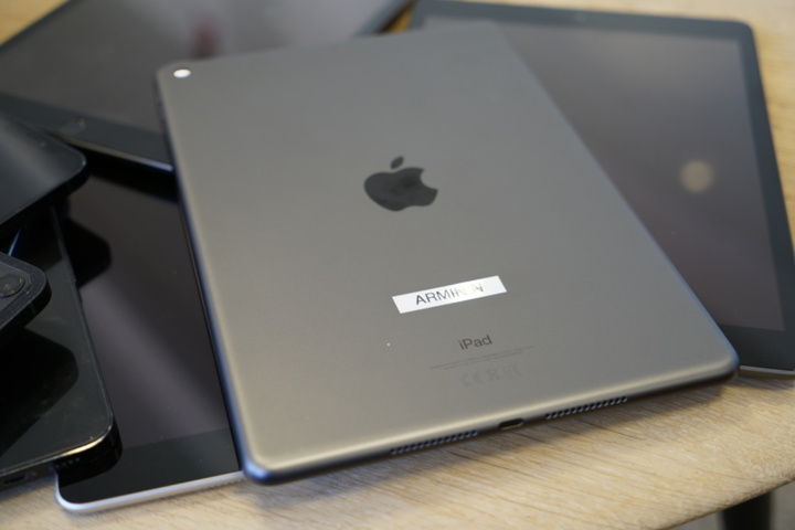 1031078-5 5st Apple iPads samt 1st iPhone, reservdelsobjekt, låsta