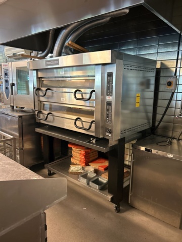 1144466-3 Pizza oven Pizzamaster PM732ED with stand on wheels