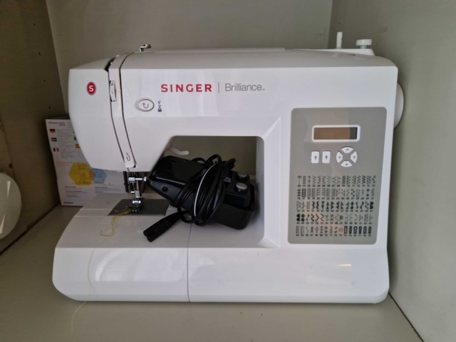 1150618-1 Singer sewing machine, coffee maker and kettle